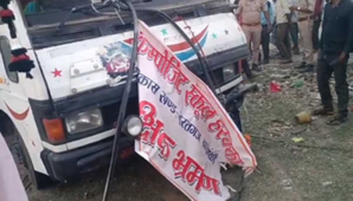 यूपी के बाराबंकी में स्कूली बस पलटने से चार बच्चों की मौत, कई घायल